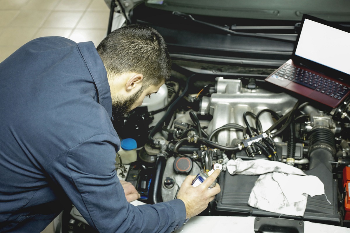 What is the Difference Between a Car Technician and Car Mechanic?